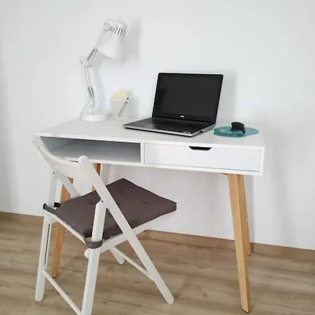 Ltt - Near Airport, Spacious, Sunny *