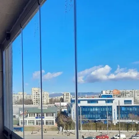 Ltt - Near Airport, Spacious, Sunny Apartmán *