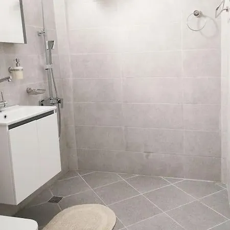 Ltt - Near Airport, Spacious, Sunny *