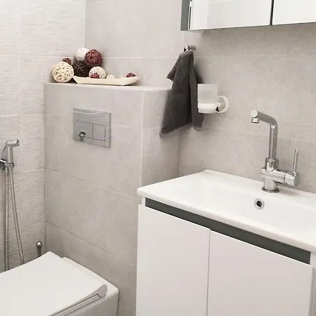 Ltt - Near Airport, Spacious, Sunny *