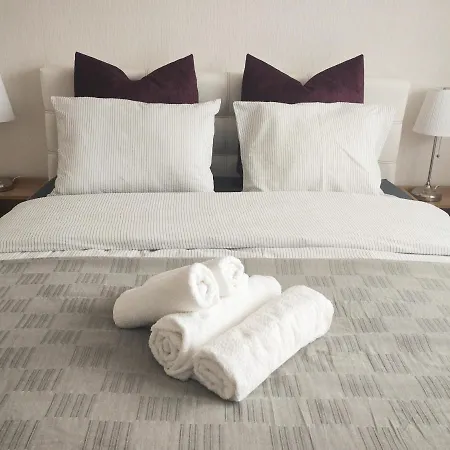 Ltt - Near Airport, Spacious, Sunny Apartmán